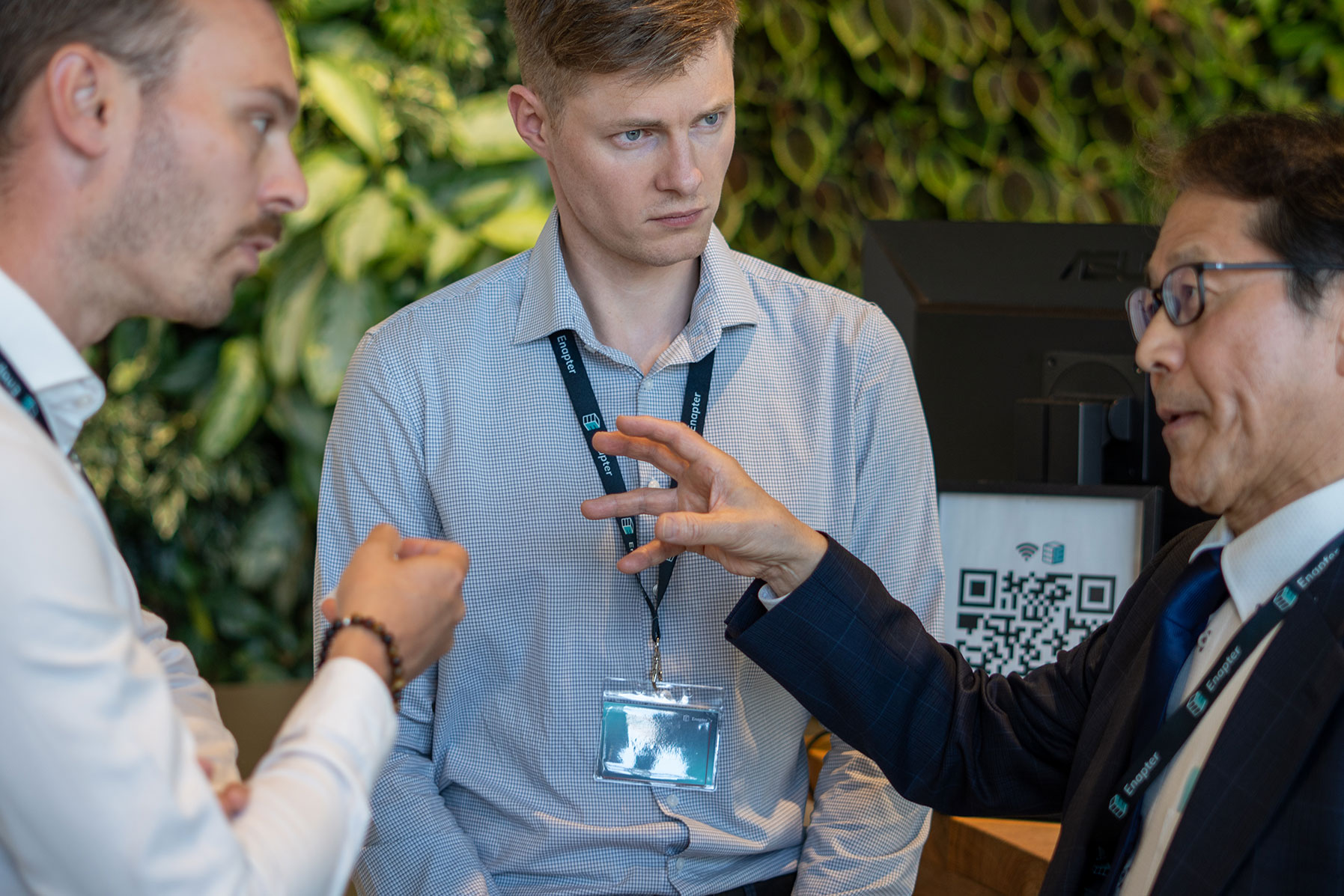 Discussion between partners at Enapter Inside Day 2026 in Pisa